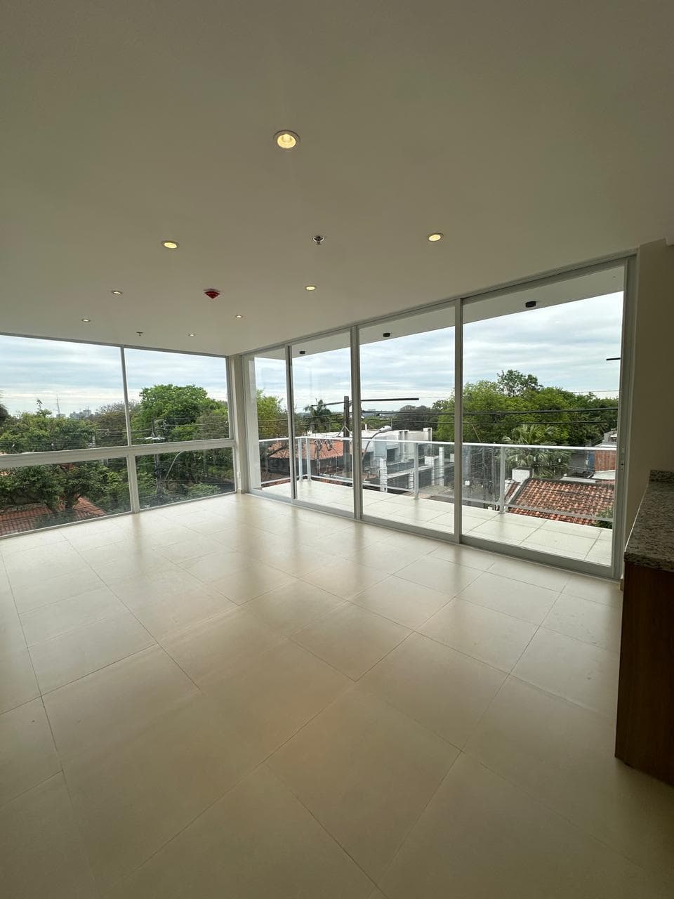 Oferto departamento de 2 dormitorios con 1 cochera Barrio Manora