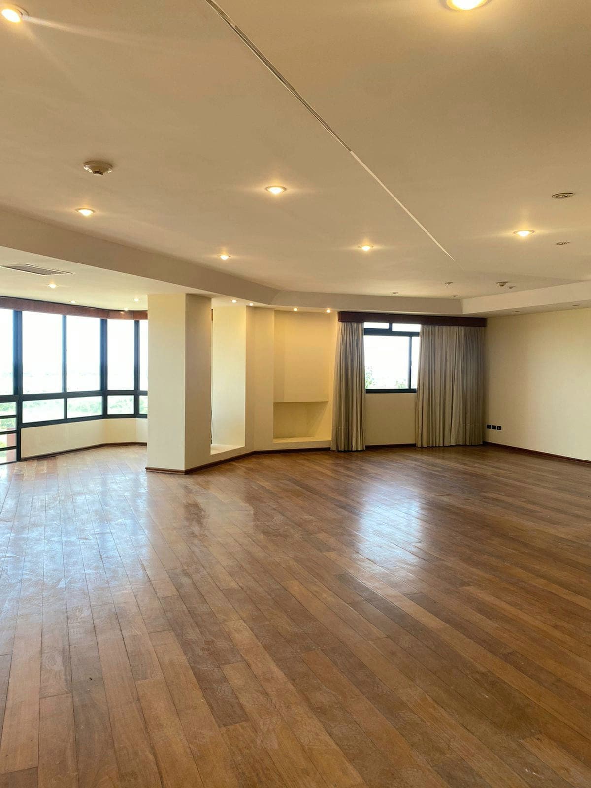 ALQUILO DEPARTAMENTO DE 3 HABITACIONES + 2 COCHERAS, ZONA YACHT. – 2