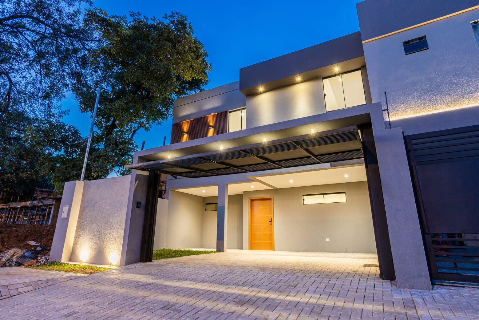 VENTA DE CASA TIPO DUPLEX A ESTRENAR ZONA PLAZA MADERO LUQUE – 2