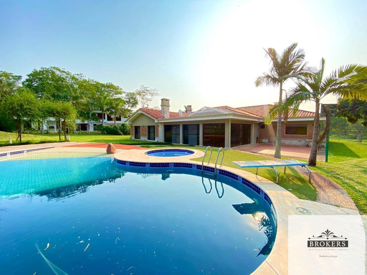 Alquilo Casa semiamoblada en el YACHT Y GOLF CLUB PARAGUAYO