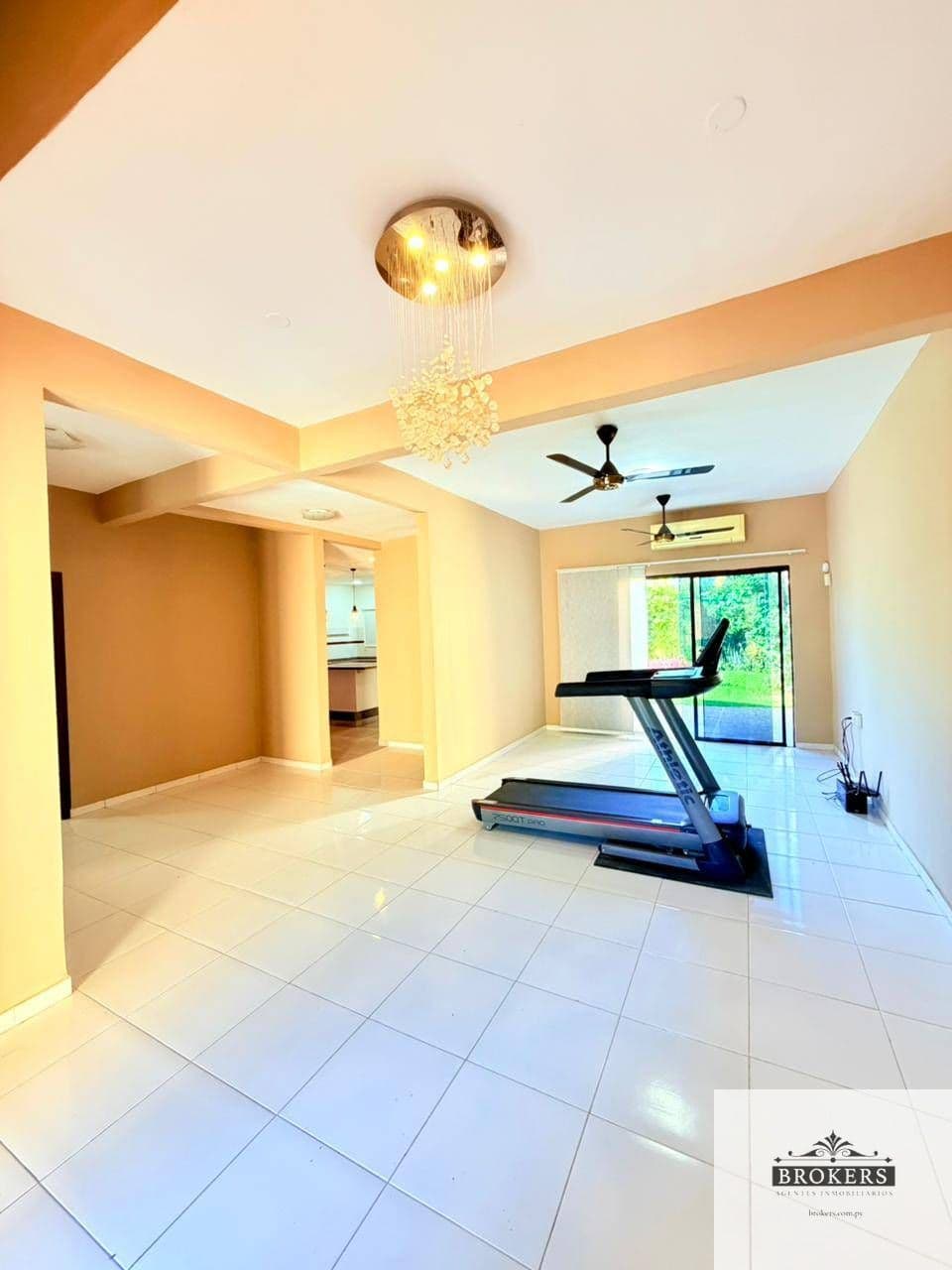 Vendo Amplia Casa De 3 Dormitorios En Luque Con Espacio Para 6 Vehículos – 3