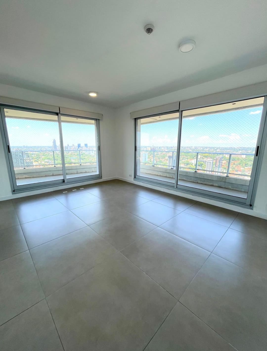 En VENTA- semipiso de 4 dormitorios + servicio, en el Palacio de los Patos