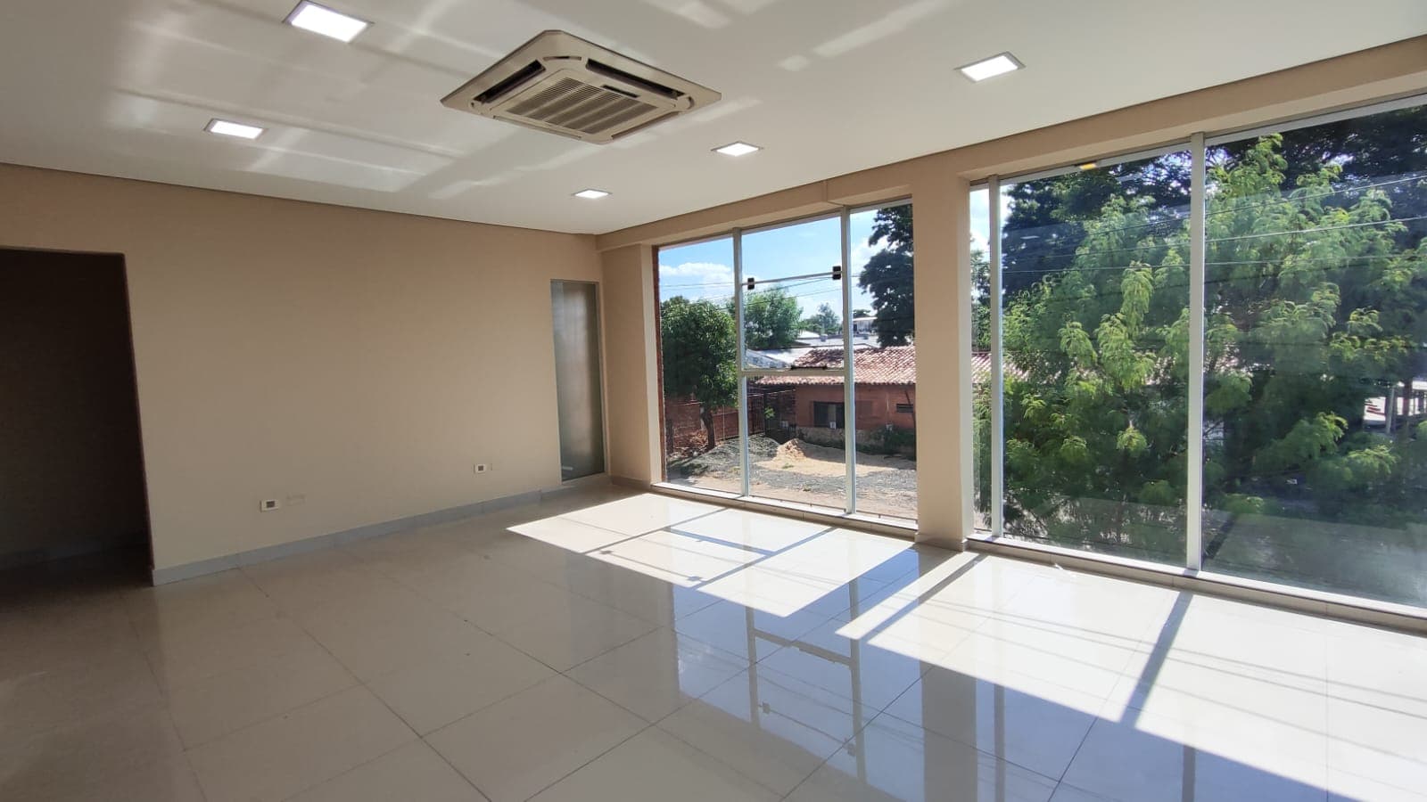 Salón Comercial DE DOS NIVELES a una cuadra de la Transchaco. – 3
