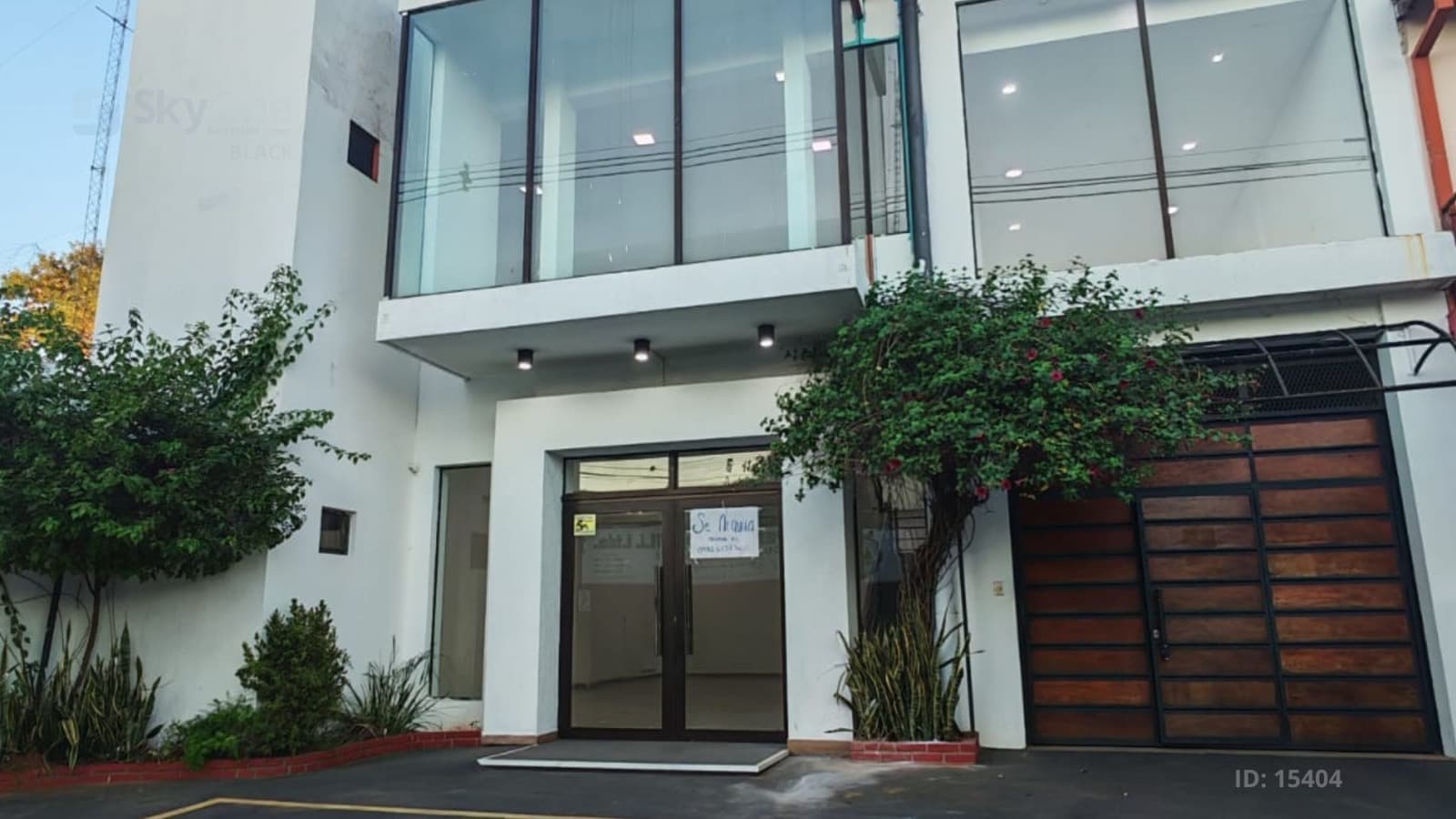 VENDO CASA CON SALÓN COMERCIAL EN GUARAMBARE