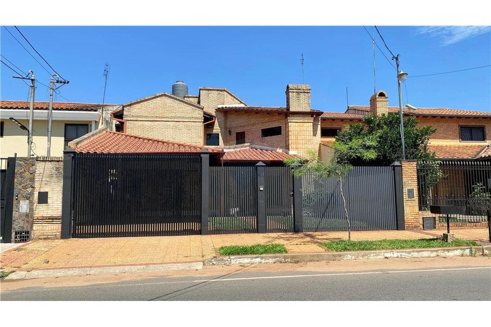 Casa a la venta en zona residencial de Fdo de la Mora Zona Norte- Ingavi – 3