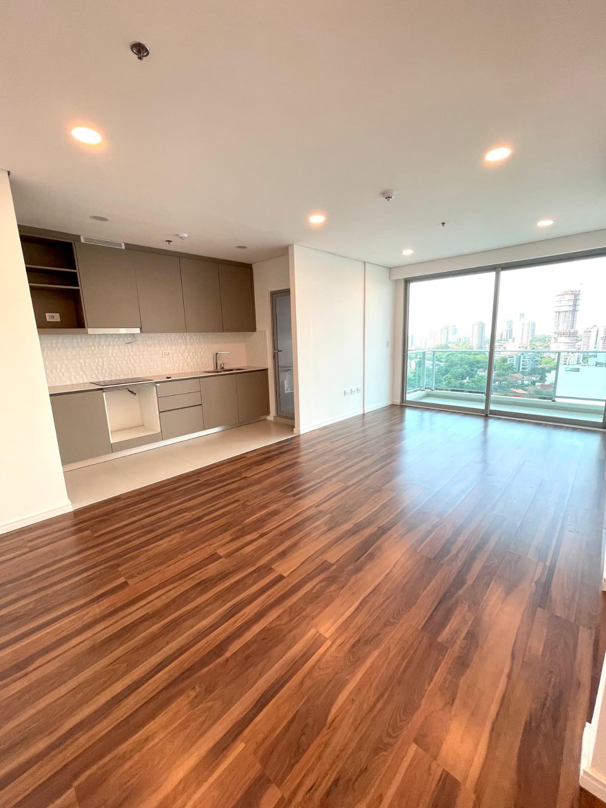 EN ALQUILER- Departamento de 3 dormitorios - Zona Shopping del sol