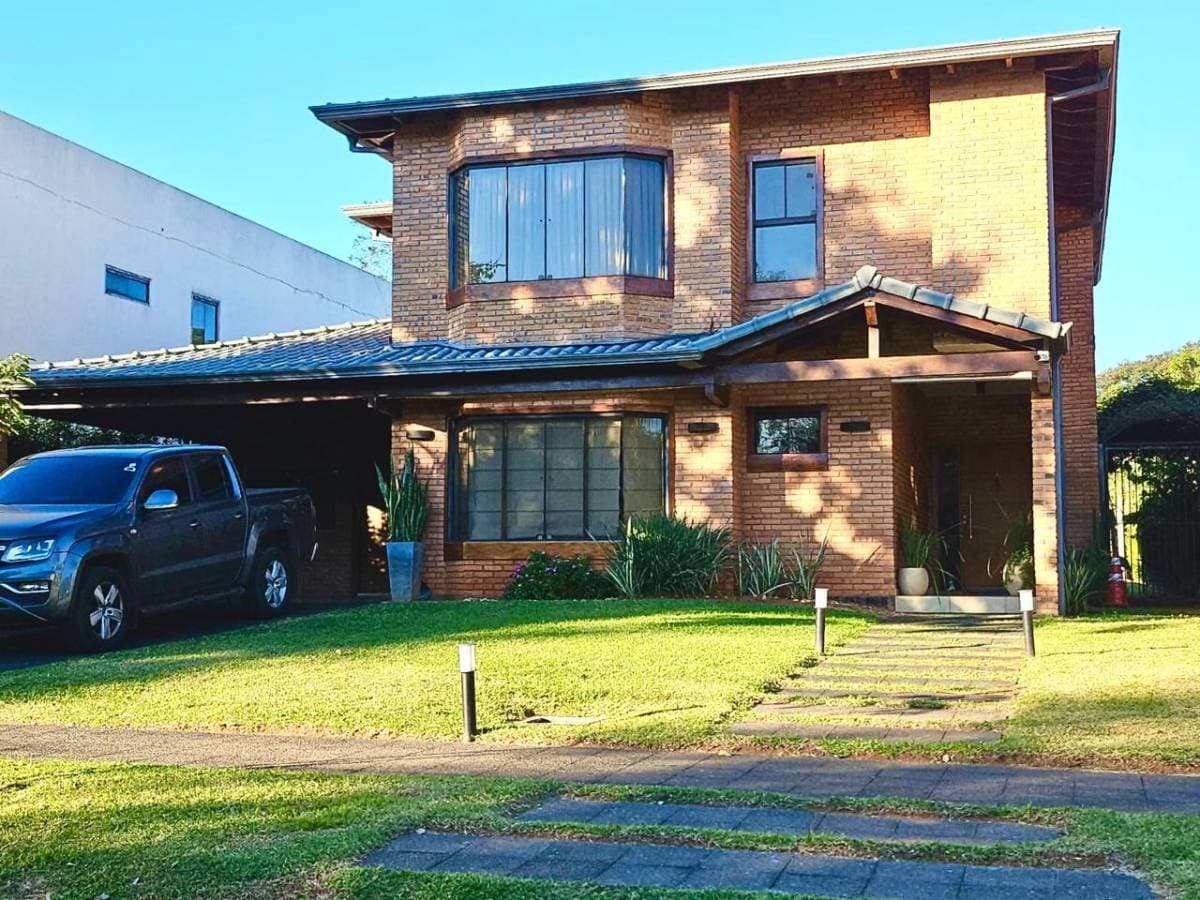 VENTA HERMOSA Y AMPLIA RESIDENCIA - BA. CERRADO PLAZA LOS MANGOS - LAMBARÉ