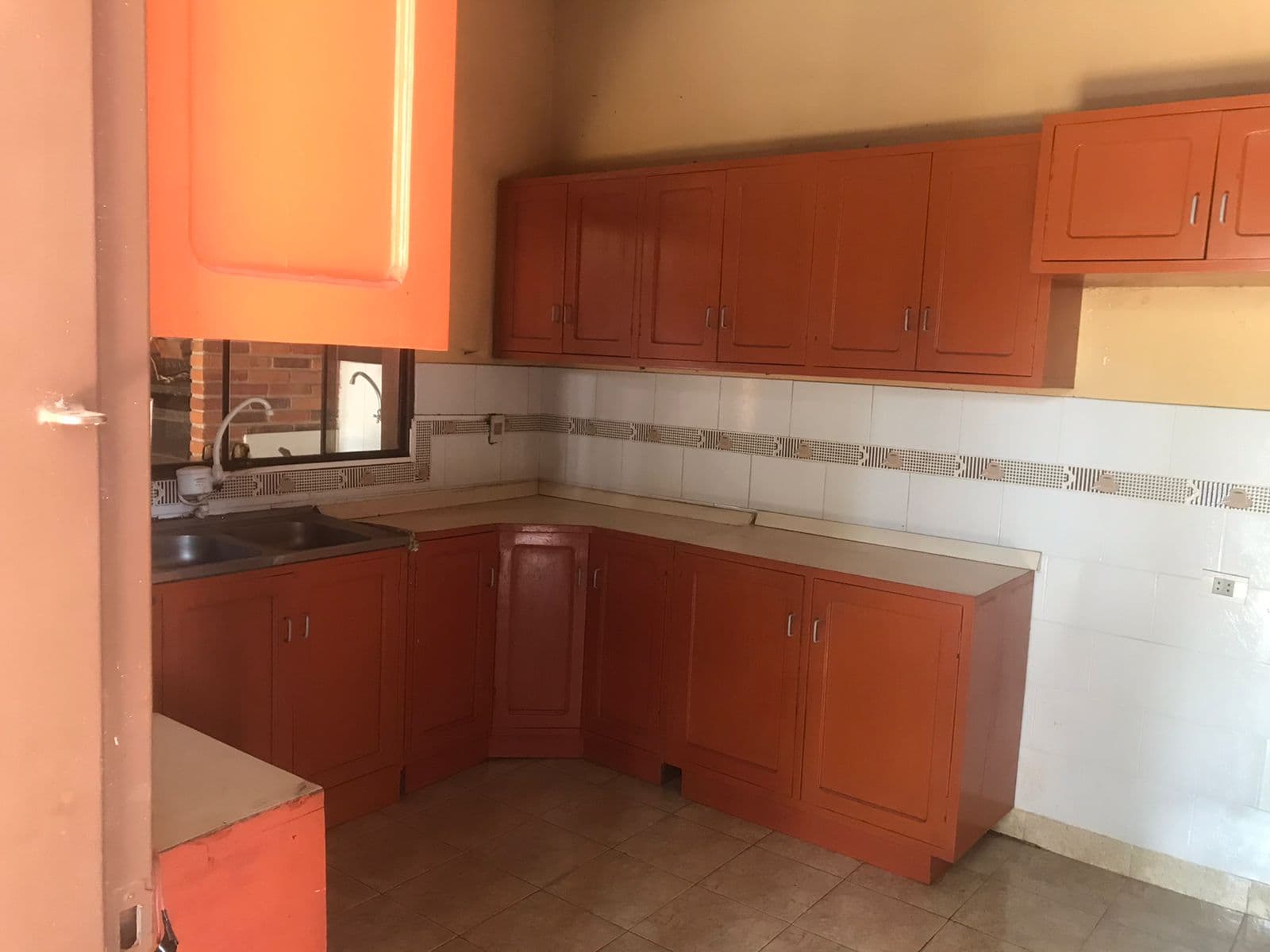 VENDO HERMOSA CASA EN LUQUE ZONA CONMEBOL. Cod 059 – 3