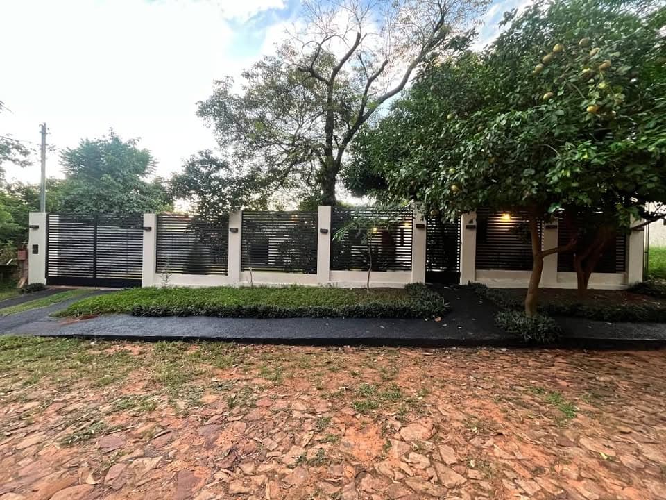 ¡Hermosa casa en venta en Luque de 130 m2!
