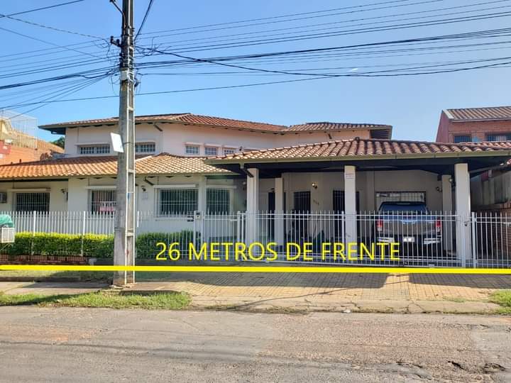 En alquiler amplia casa en Barrio Herrera - Asunción