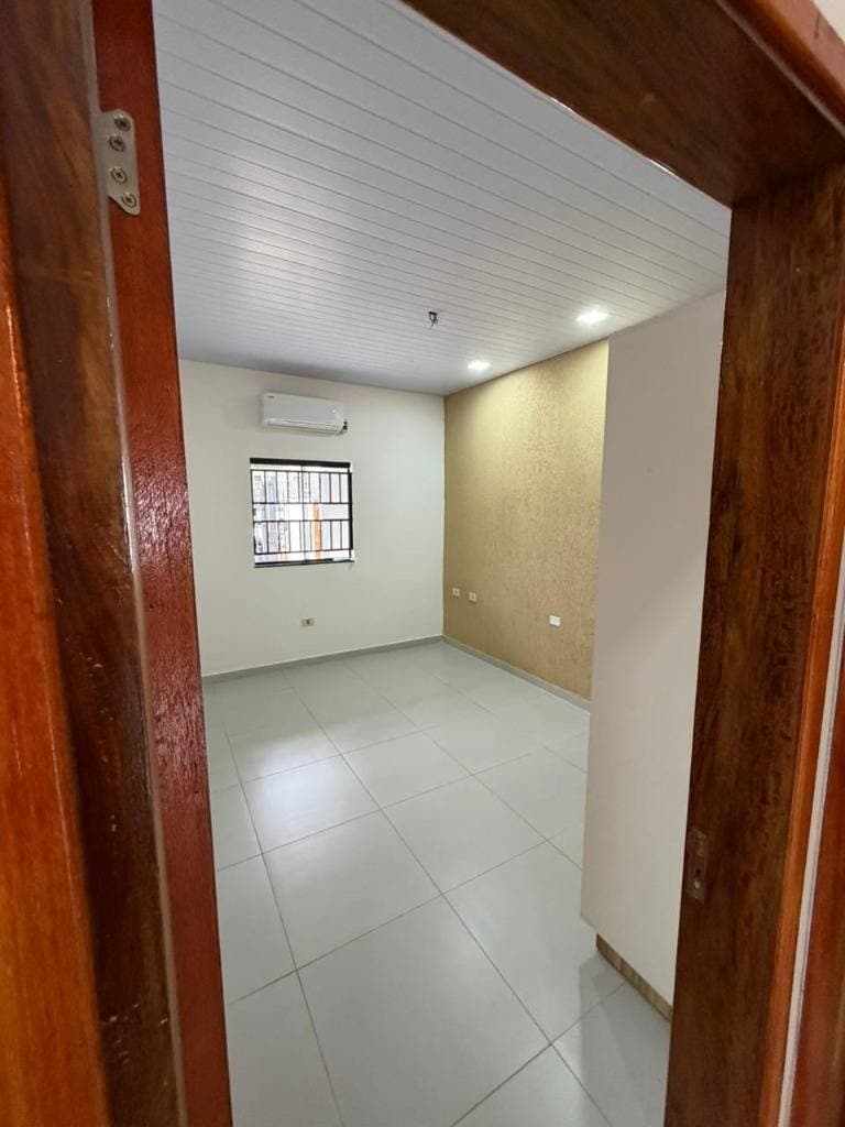 ¡Alquilo casa en Barrio Mbocayaty, Ñemby – Amplia y funcional. – 3