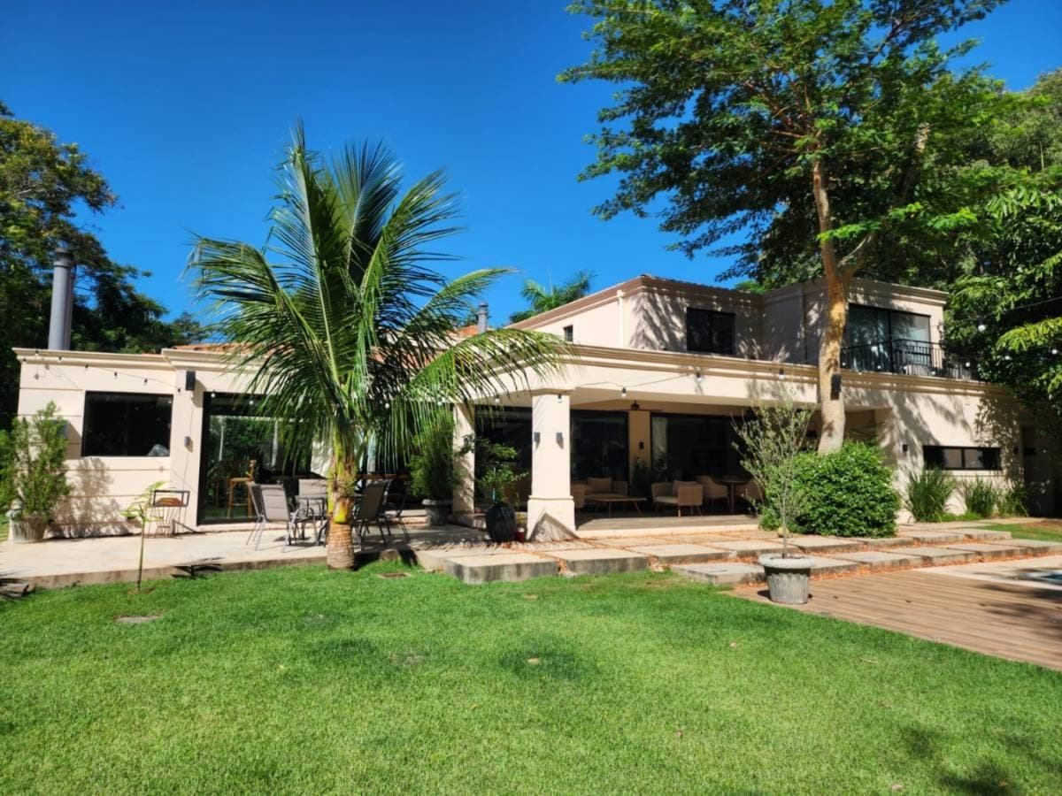VENDO RESIDENCIA DE ESTILO TOSCANO EN BARRIO CERRADO SURUBI`I