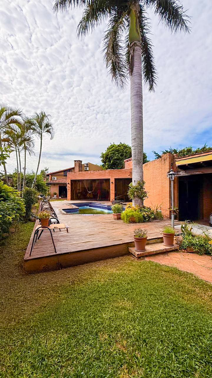 Residencia privada con piscina, quincho y jardín — Villa Adela, Luque