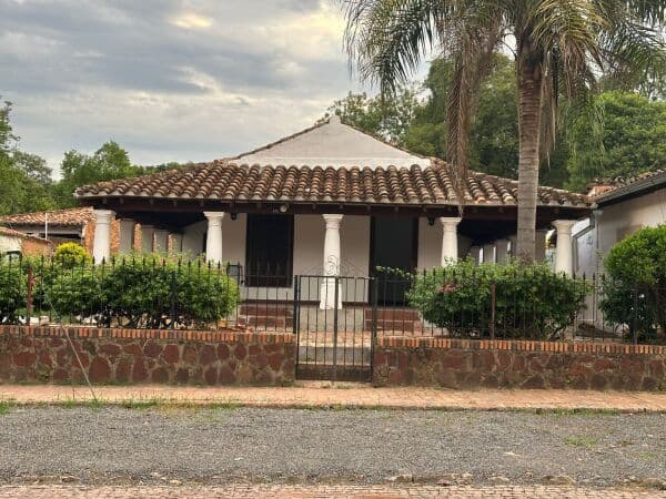 ALQUILO CASONA TIPO COLONIAL EN AREGUA