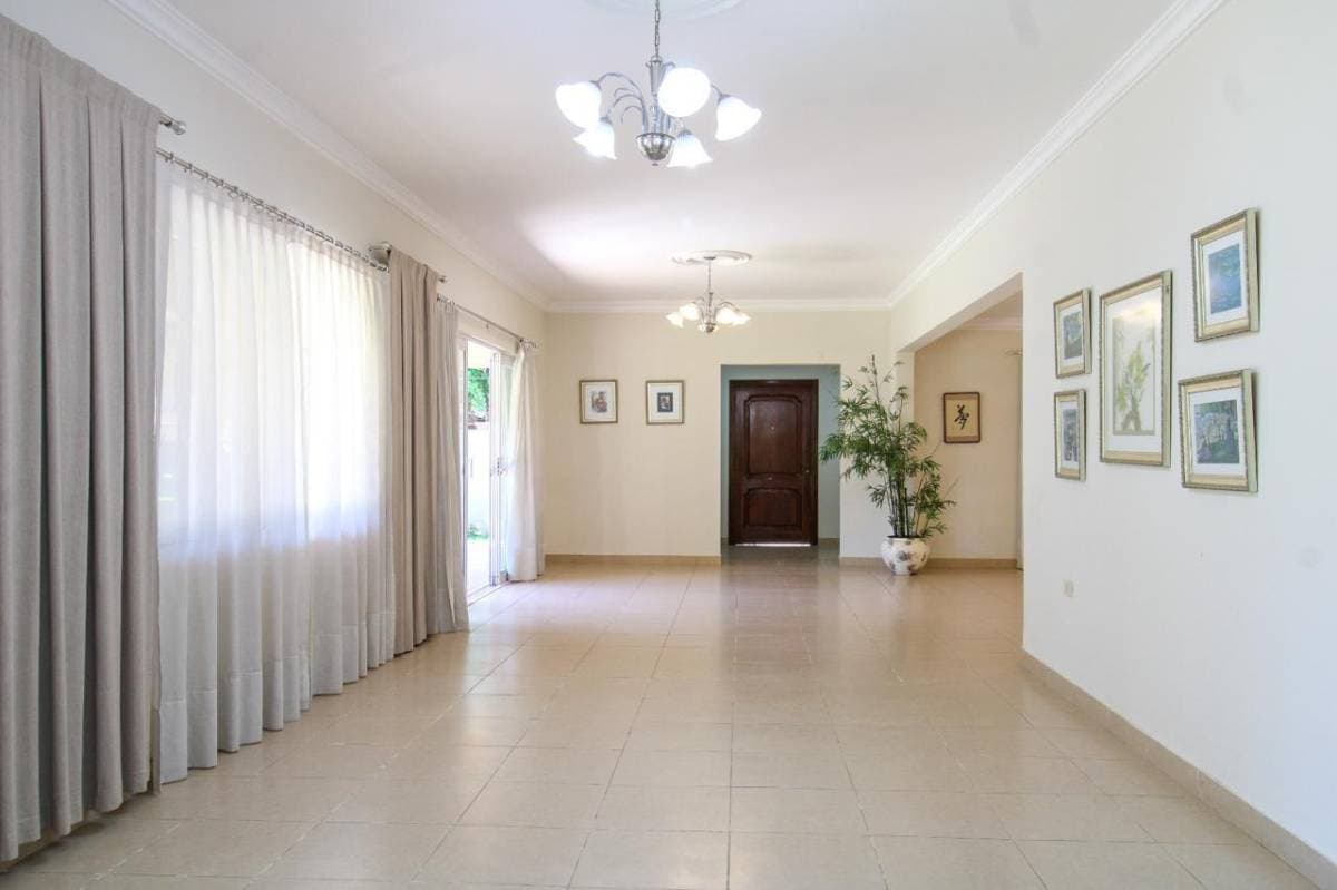 Venta amplia Residencia en barrio Mcal. Estigarribia 1500 m2 – 3
