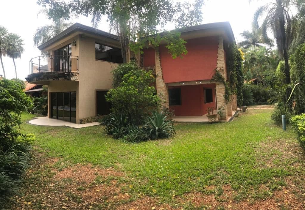 EN ALQUILER, AMPLIA RESIDENCIA DE 6 DORMITORIOS, A PASOS DE CASA RICA LAURELES.