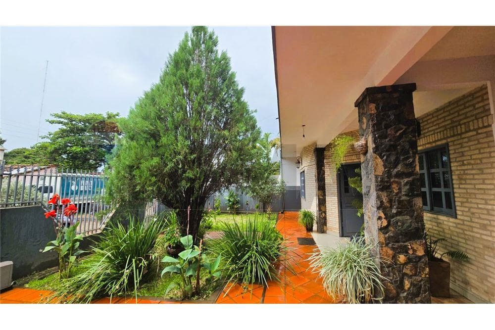 ALQUILO AMPLIA RESIDENCIA FAMILIAR EN ZONA CALLE Í SAN LORENZO