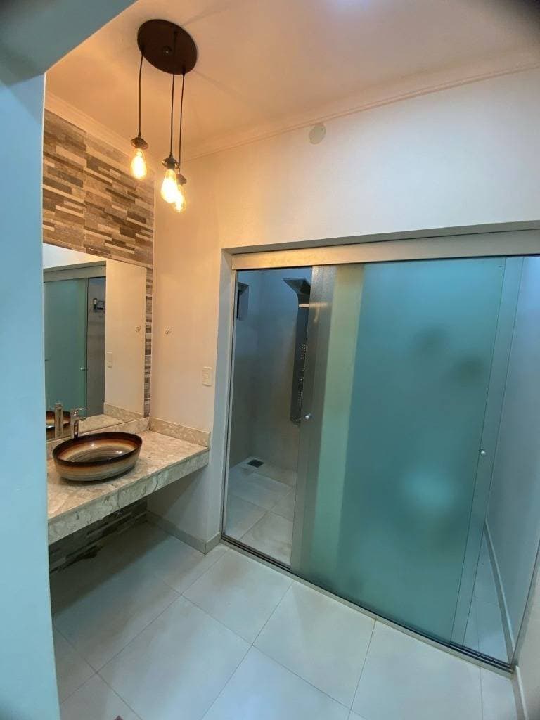 Alquilo Casa Moderna de 3 Niveles, Semi Amoblada – 2