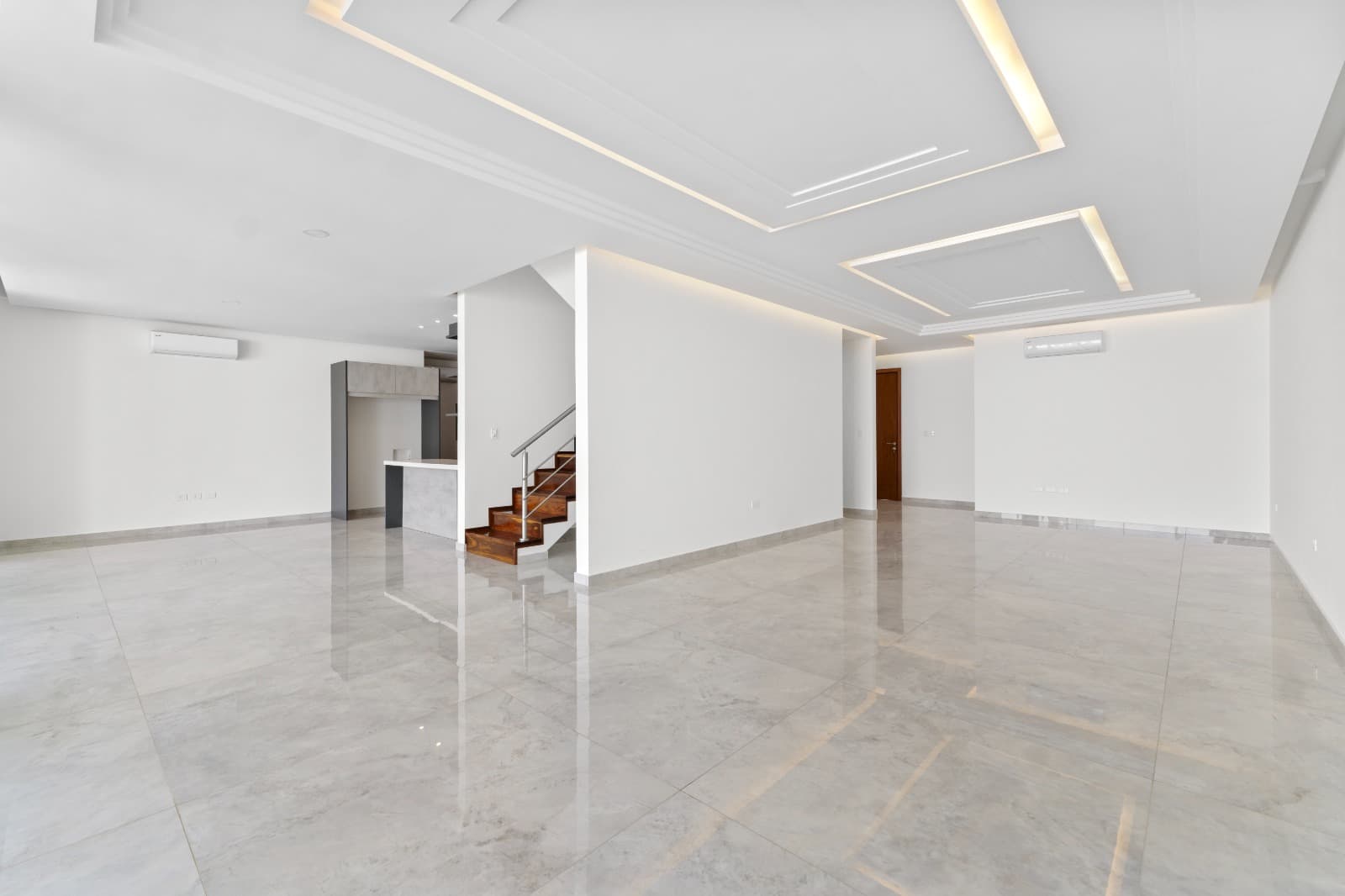 En Venta Casa de 5 dormitorios en suite, a estrenar - En Mburucuya. – 2