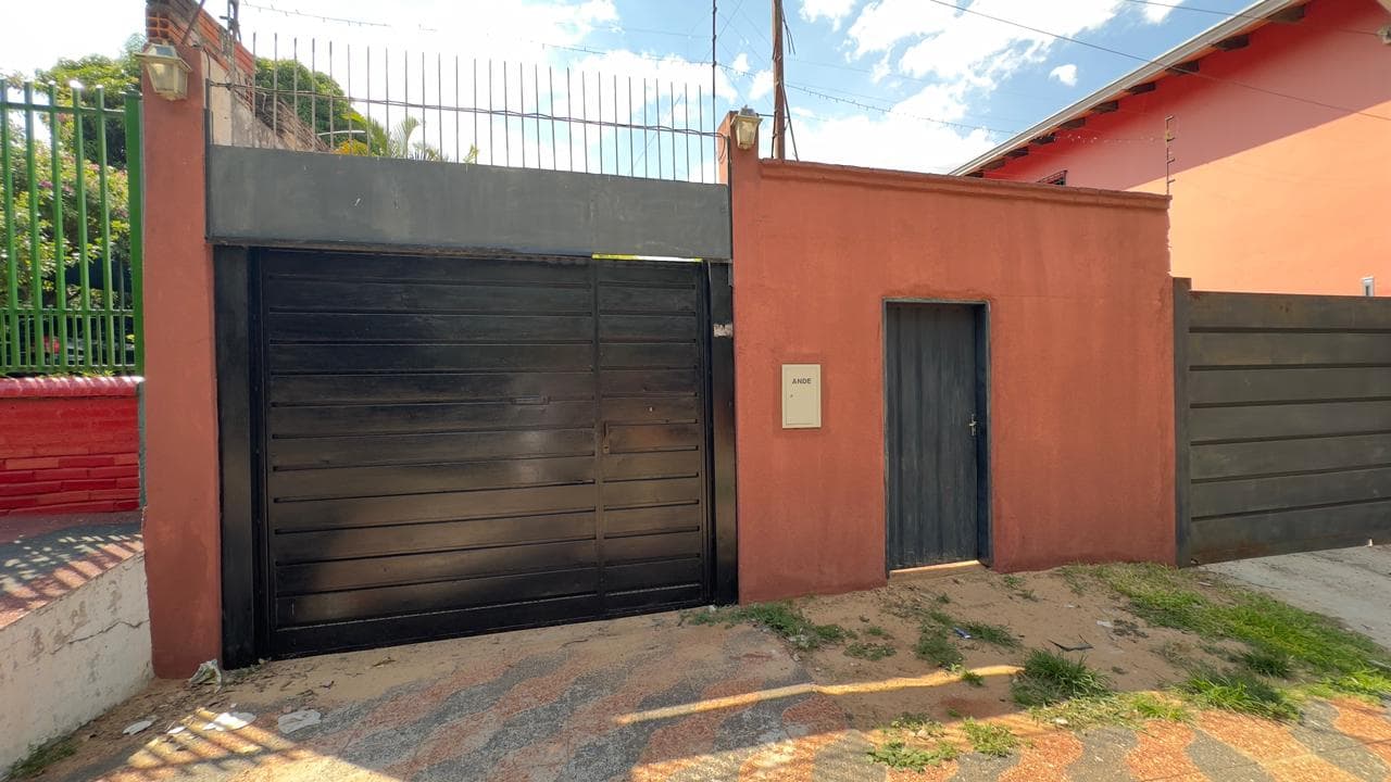 Remato Casa De Dos Dormitorios En El Barrio San Isidro De Lambaré