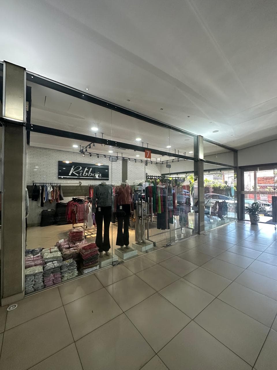 ESPECTACULAR SALON COMERCIAL EN ALQUILER – 2