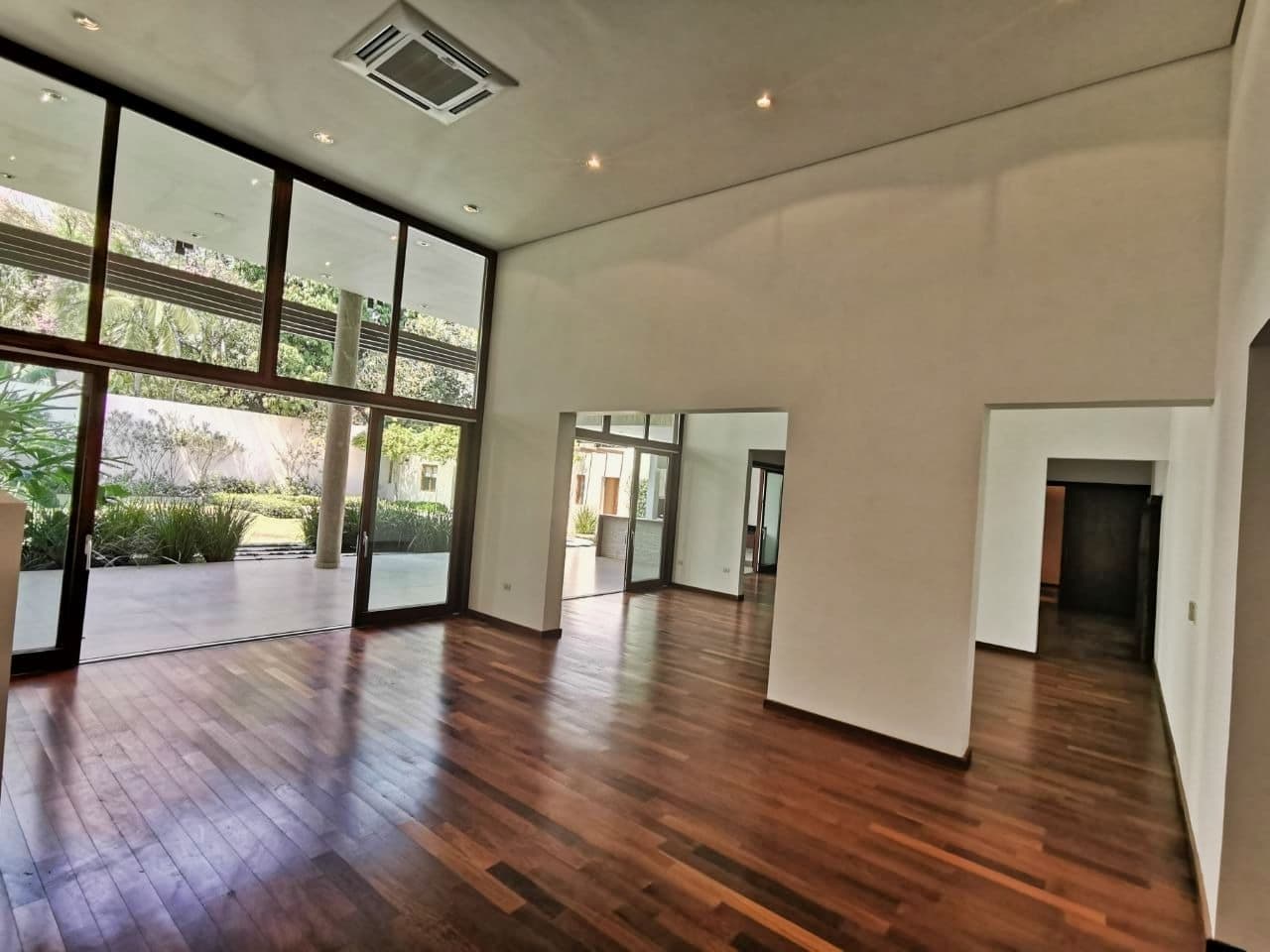 Importante residencia minimalista en Los Laureles – 2