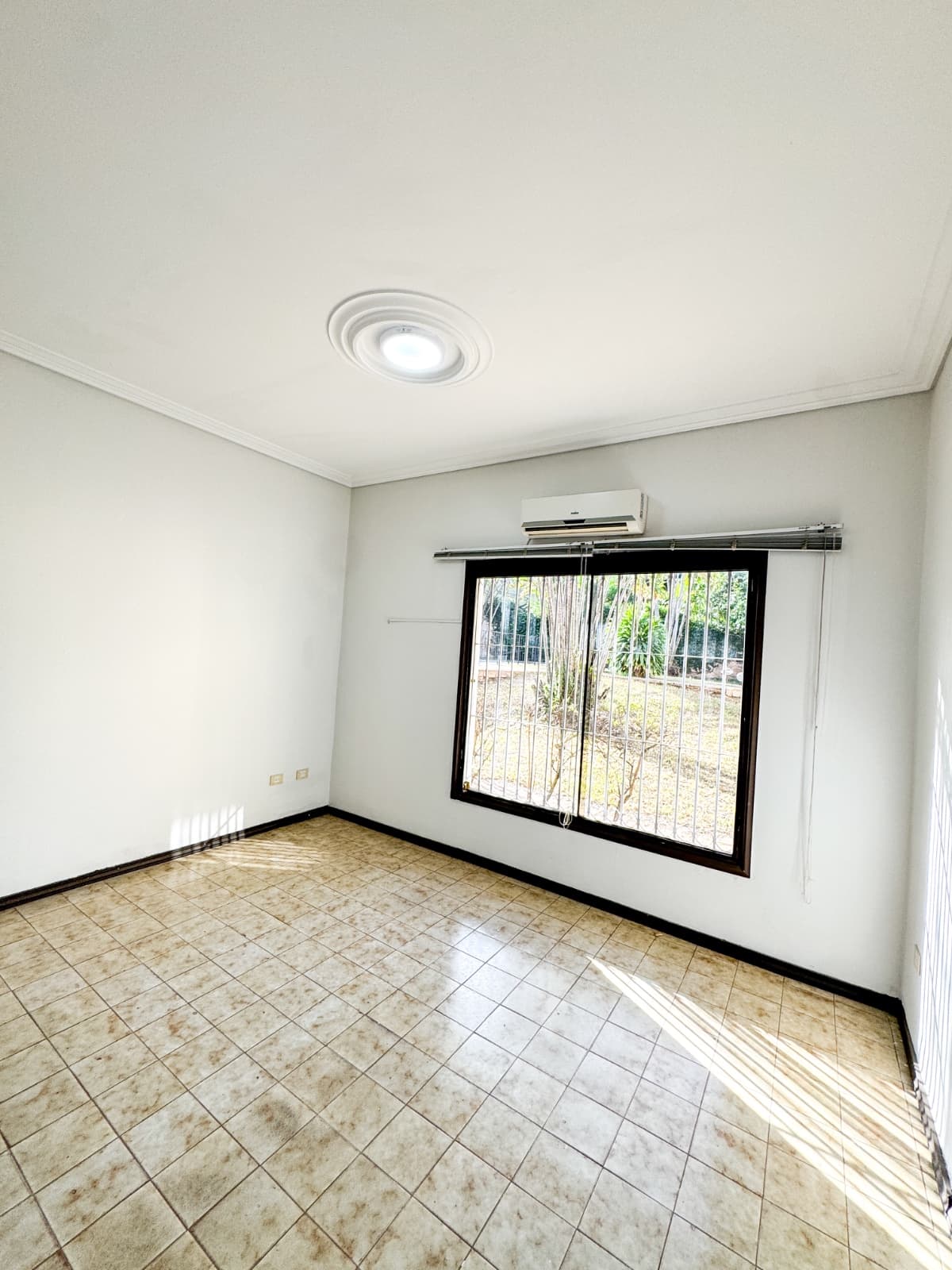 ALQUILO CASA PARA OFICINA ZONA BRASILIA Y ESPAÑA. – 2