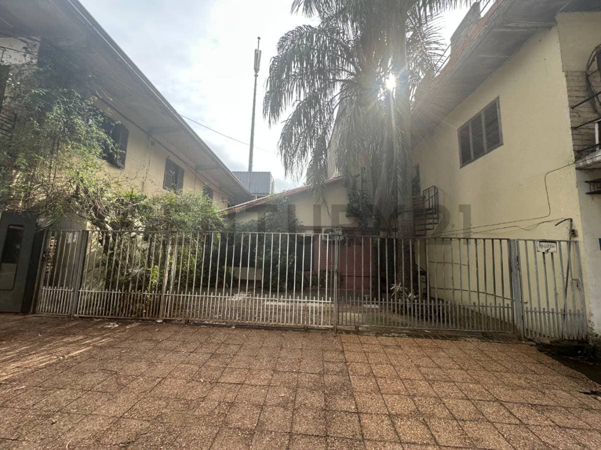 VENDO TERRENO CON CASA A DEMOLER, Avd. Madame Lynch e/ Avd. 1er Presidente – 2