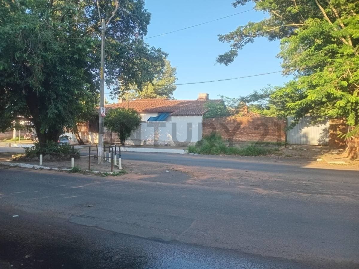 Vendo Terreno con Casa sobre Augusto Roa Bastos . Salida de calle a calle – 2