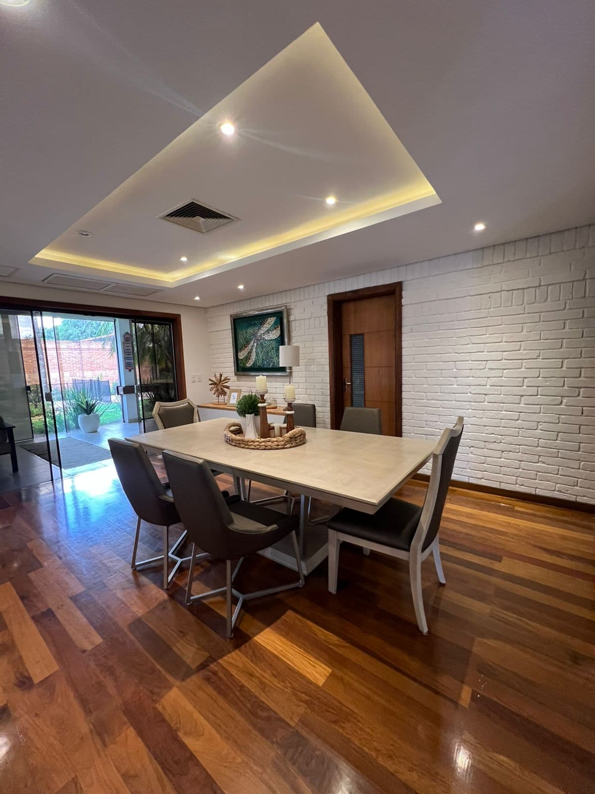 En Alquiler Residencia EXCLUSIVA.(En condo Mburucuya) – 2