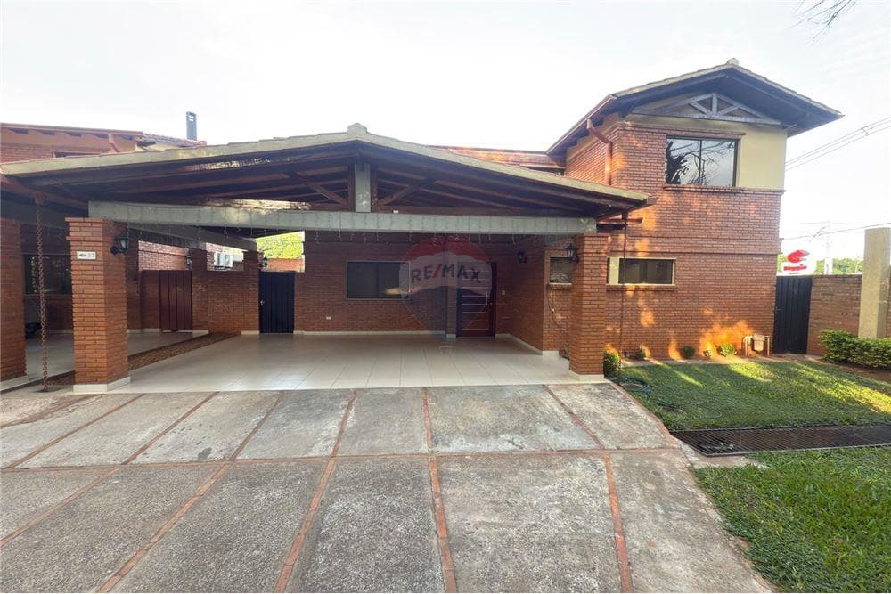 En venta casa remodelada en barrio cerrado