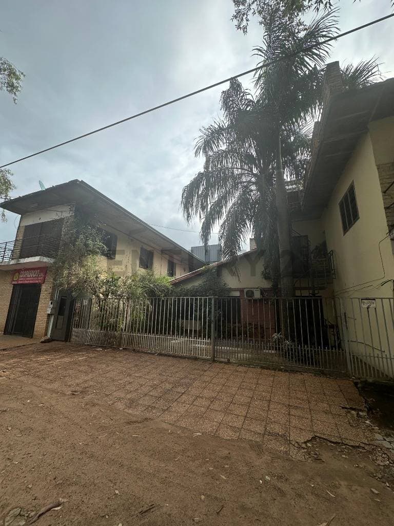 VENDO TERRENO CON CASA A DEMOLER, Avd. Madame Lynch e/ Avd. 1er Presidente – 3