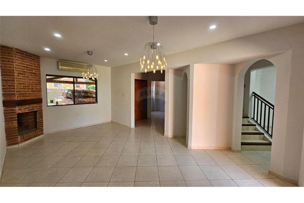 EN VENTA CASA TIPO DUPLEX A MEDIA CUADRA DE PERÓN – 3