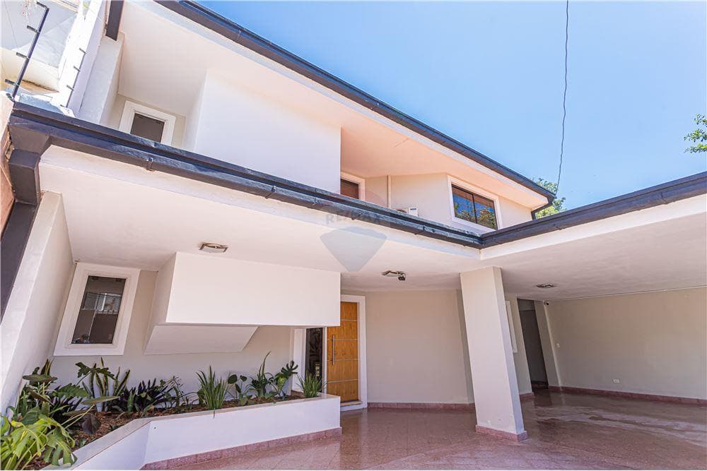 Amplia y cómoda residencia en Las Lomas. – 2