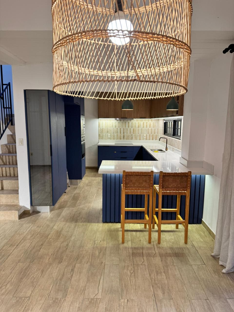 EN ALQUILER – AMPLIO Y HERMOSO DÚPLEX Zona Rakiura – Luque, Loma Merlo
