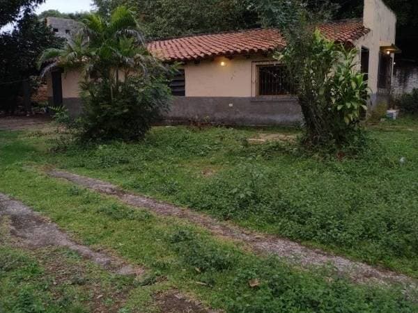 Casa a demoler o refaccionar en amplio terreno - Lambaré