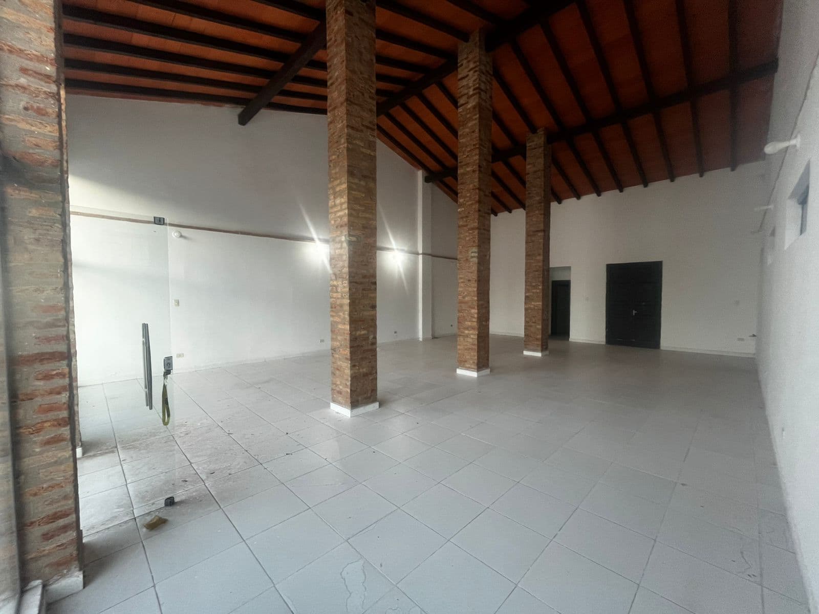 Alquilo Amplio Salon Comercial En Centro Mismo De Caacupe – 2