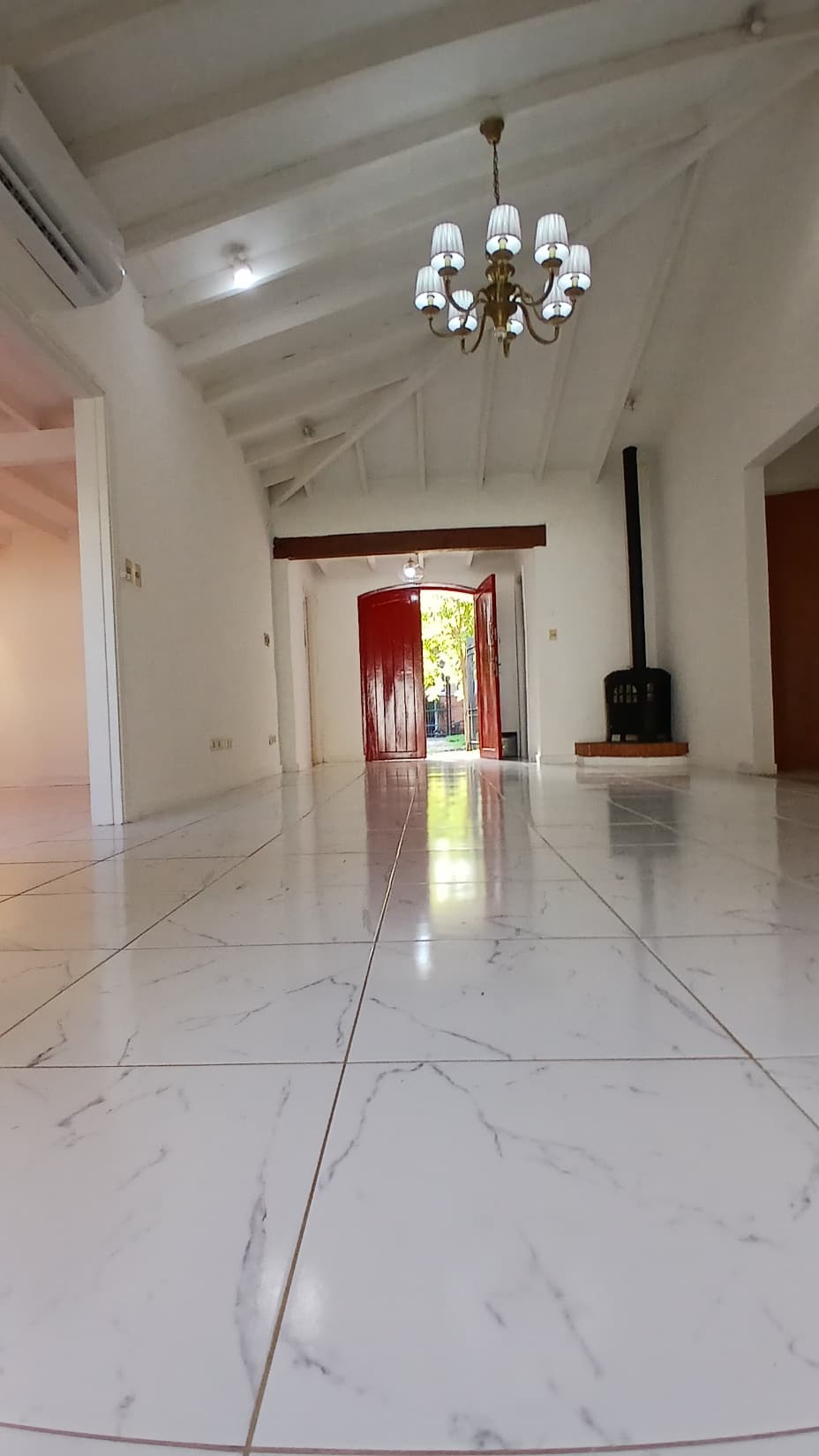 ALQUILO HERMOSA CASA DE UNA PLANTA EN LOS LAURELES