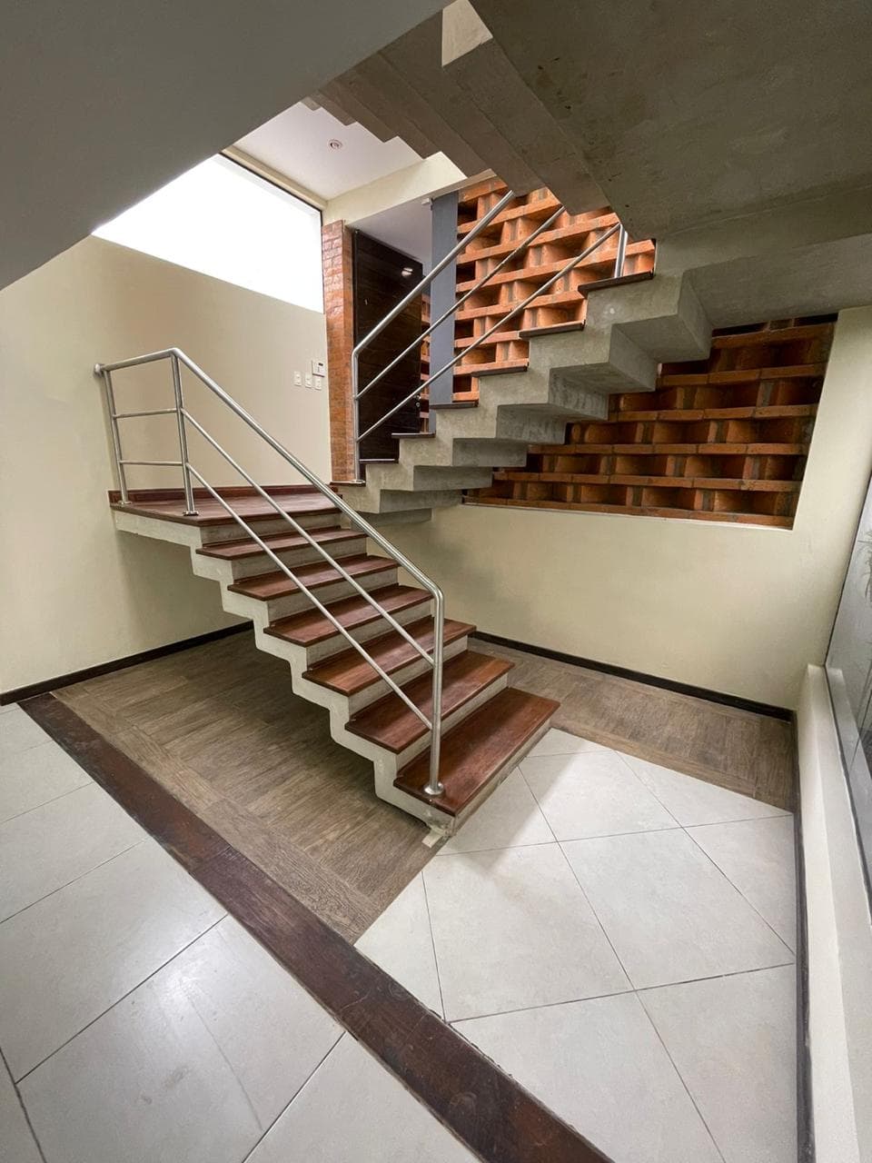 Vendo Espectacular Casa de 393 m2 en el Barrio Mburucuya - CLHO6254700 – 3