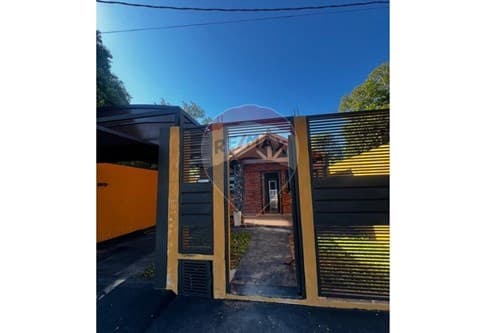 ALQUILO CASA EN LAMBARE ZONA AV YACTH