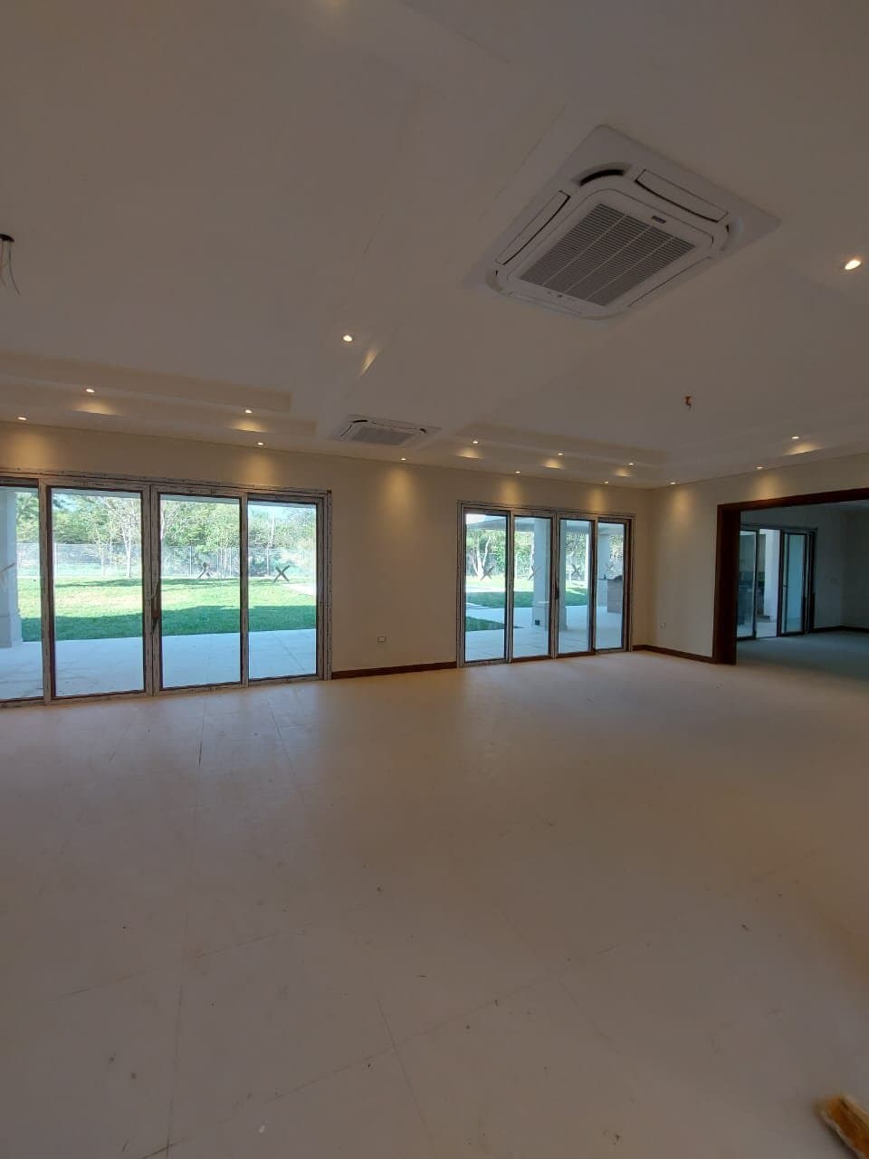 VENDO / ALQUILO CASA A ESTRENAR EN SURUBII CON 4 SUITES Y 2100 M2 – 3