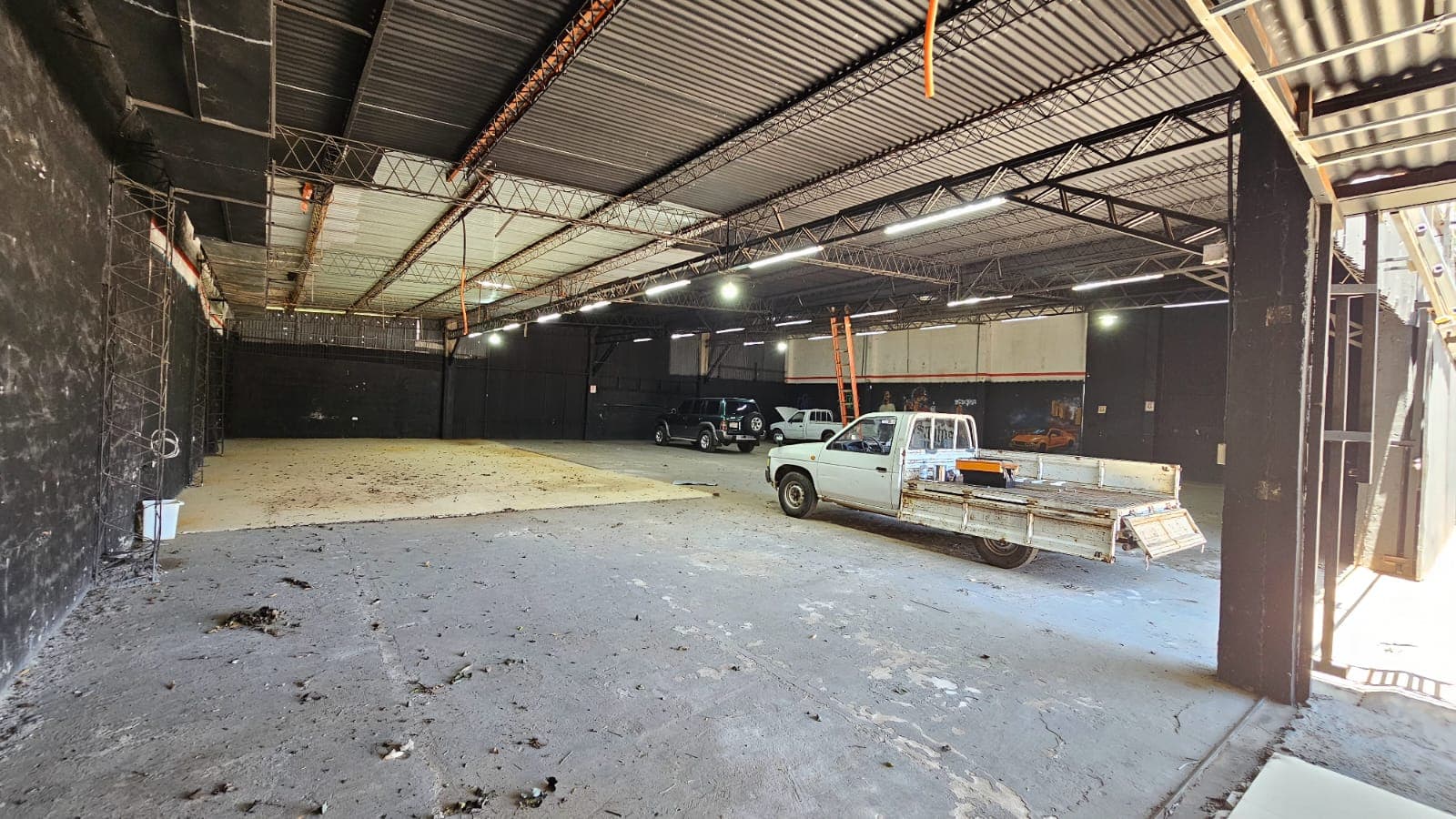 SHOWROOM CON OFICINAS Y DEPÓSITO – LOS LAURELES – 3