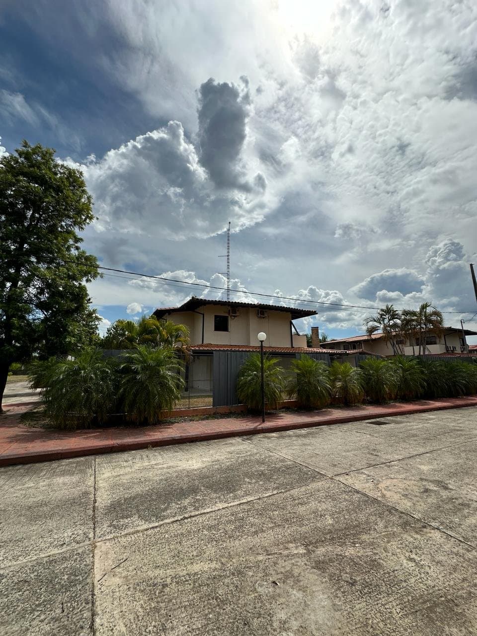 VENDO CASA EN CONDOMINIO DE LUQUE