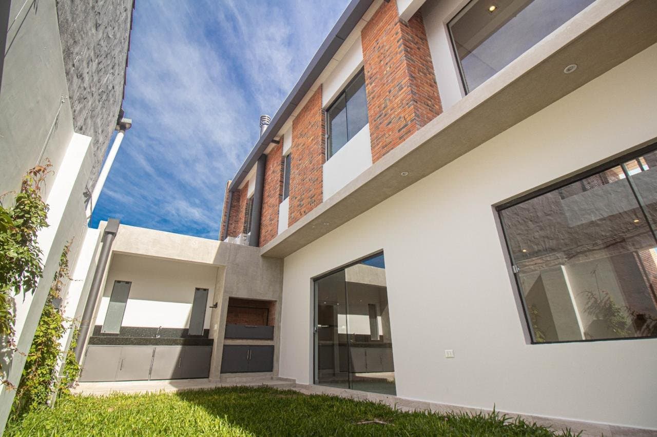 Alquilo Hermoso Duplex en Mburukuya – 2