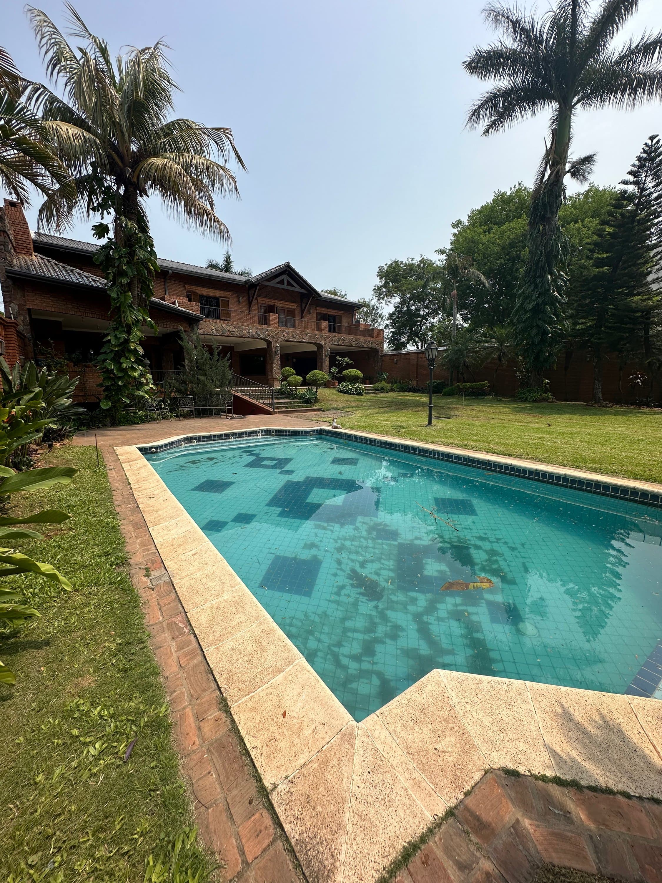 Alquilo Gran Residencia De 4 Suites Mas Escritorio en Bo.Villamorra .