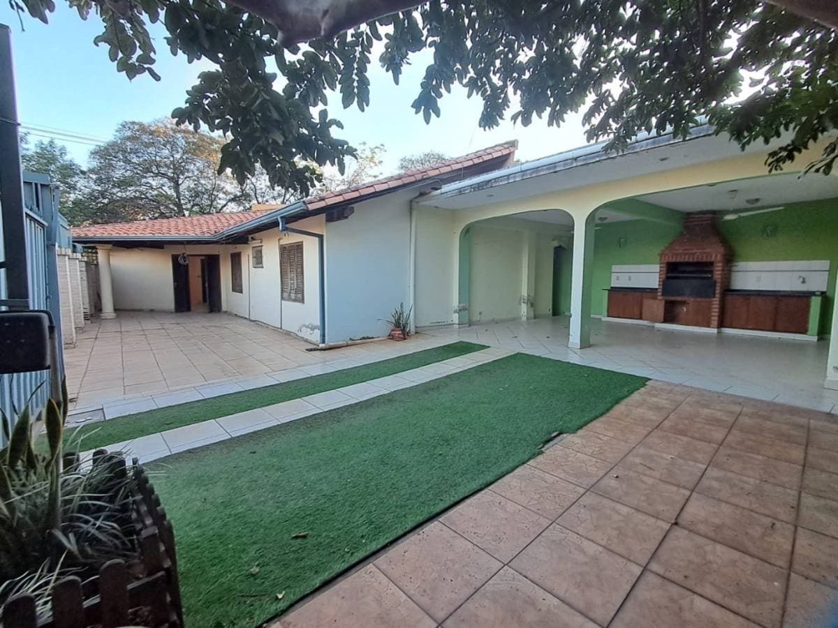 Casa en venta en Fernando de Mora a 2 cuadras de IPS Ingavi.