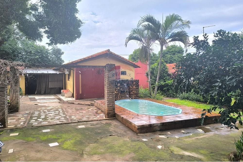 VENDO CASA CON PISCINA EN LUQUE 3 BARRIO