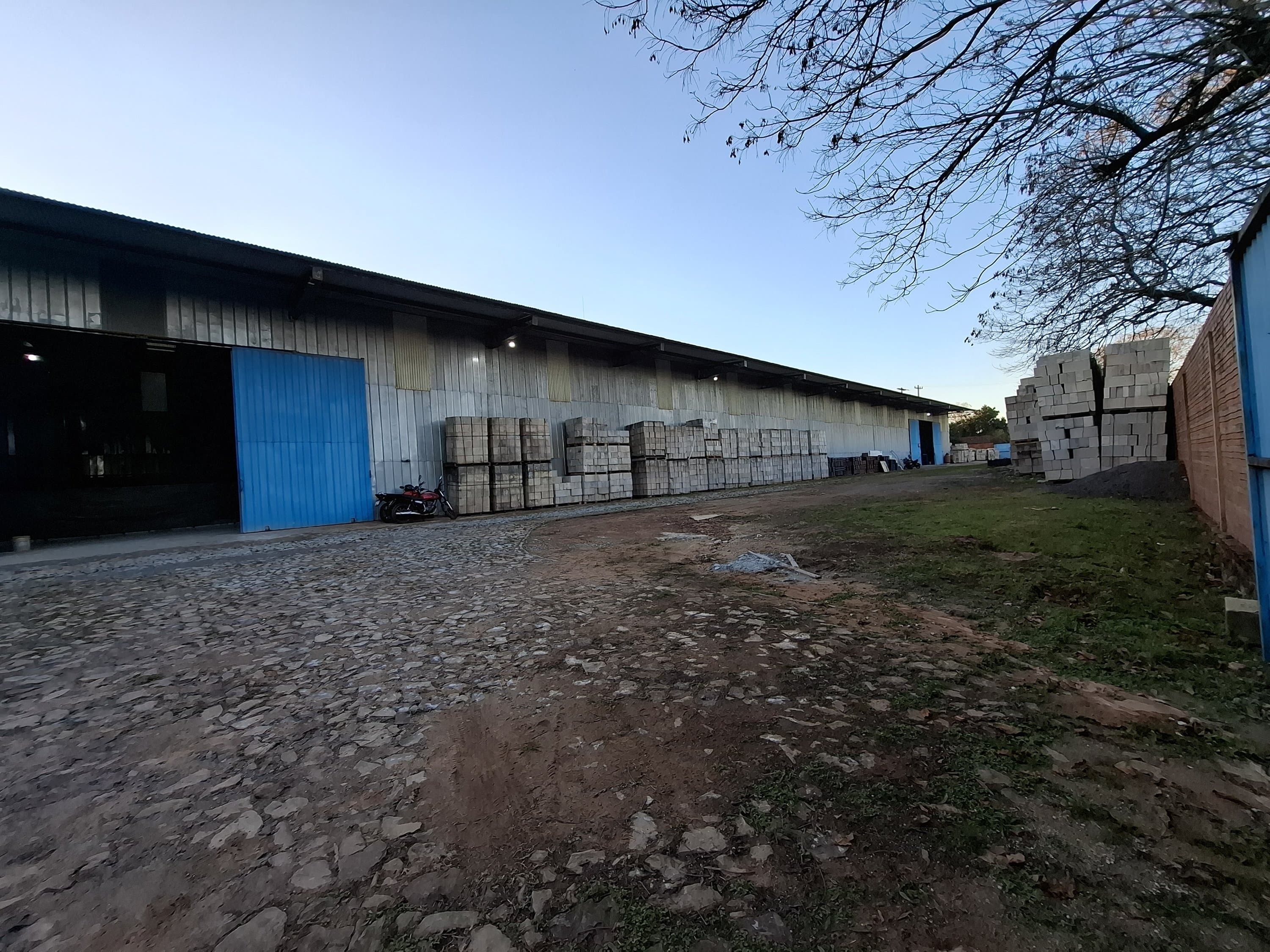 Alquiler de amplio depósito en Luque