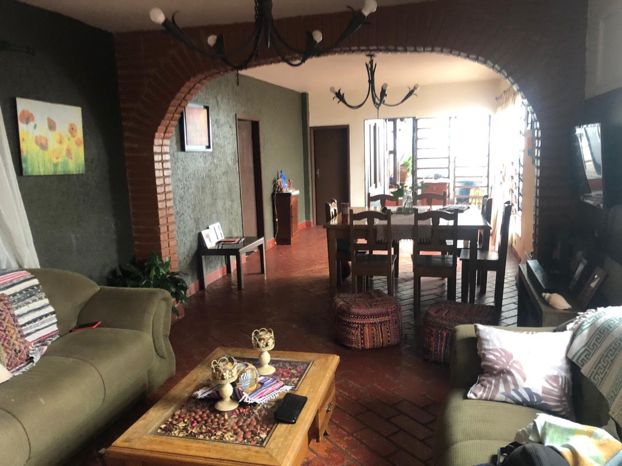 VENDO CASA SOBRE LA AVDA TUYUTI. CNEL. OVIEDO. – 2