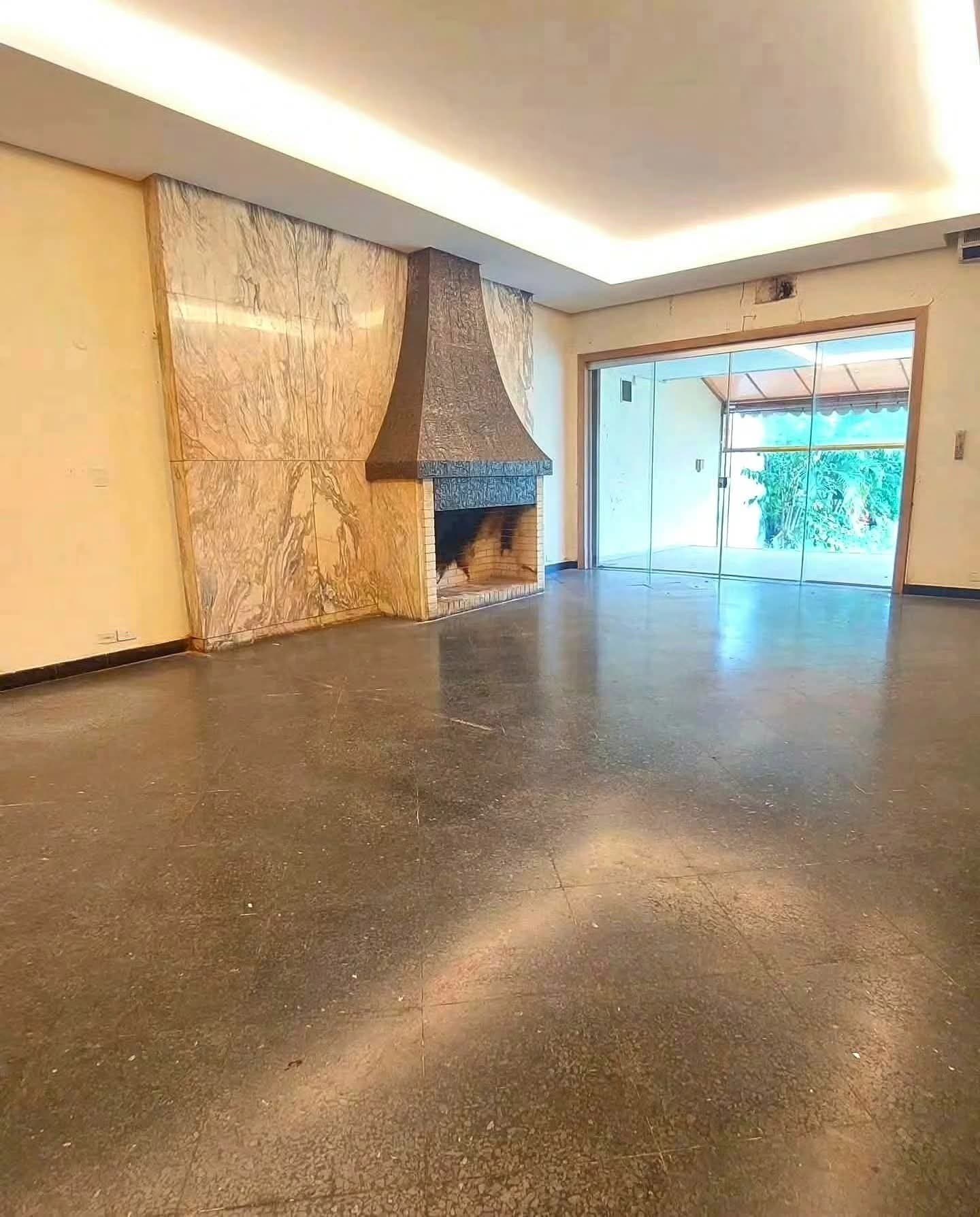 ALQUILO GRAN RESIDENCIA PARA USO COMERCIAL SOBRE LA AVENIDA ESPEÑA – 2
